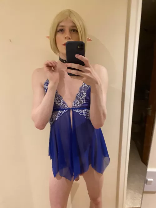 Hope my flatmates don’t wake up and see me posing in the mirror 😳🥵