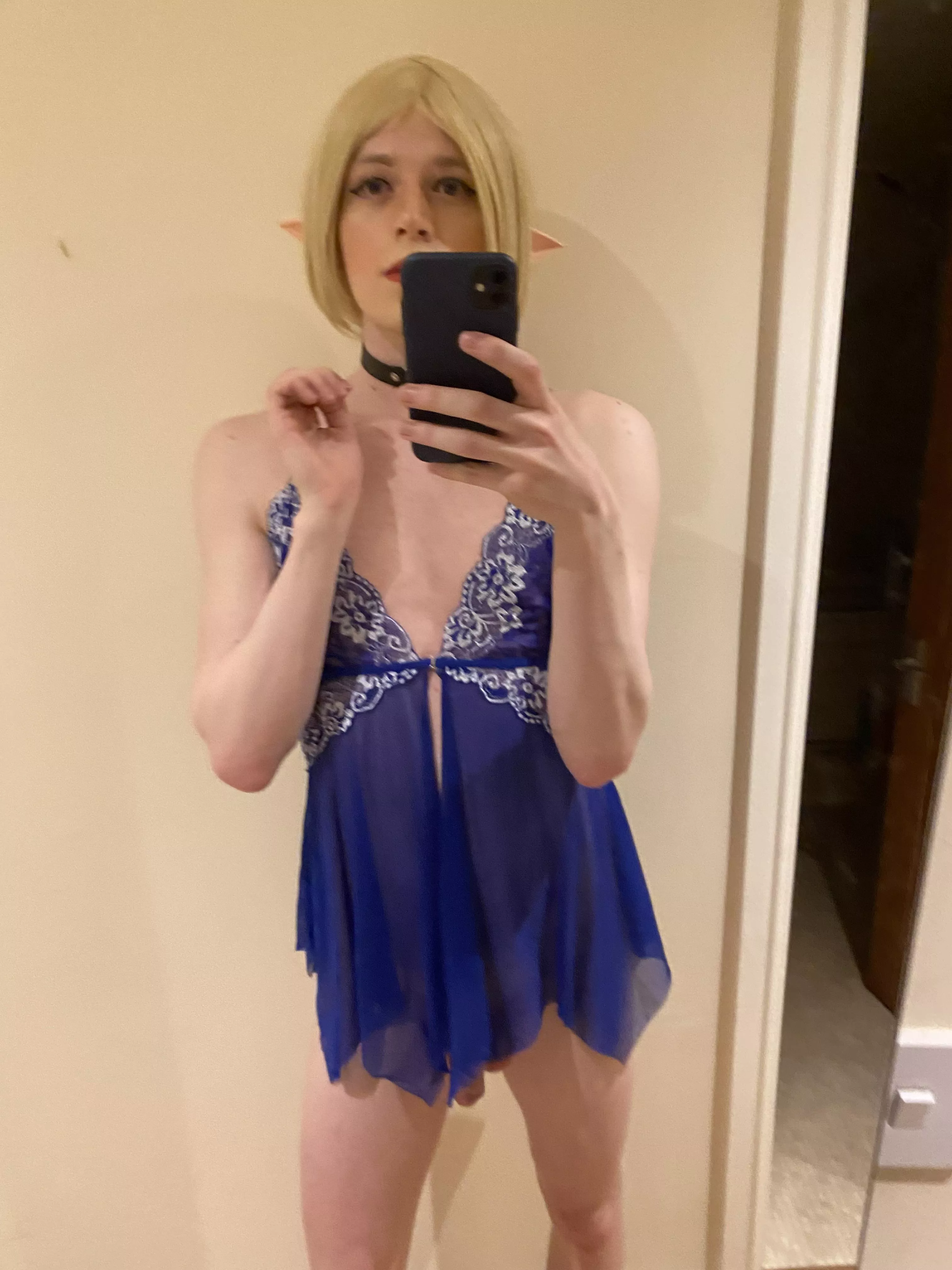 Hope my flatmates don’t wake up and see me posing in the mirror 😳🥵