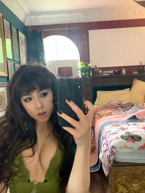 Horny in my room :)) is 18 too young for you?💚