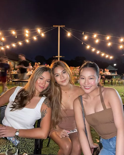 Hotties Hangin' Out[3]