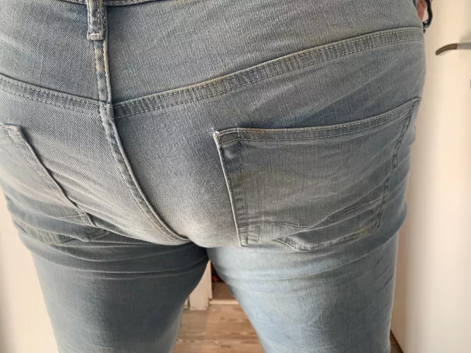 How dare I even wear jeans this tight, with an ass that fat!!? Who tf am I??? 😳