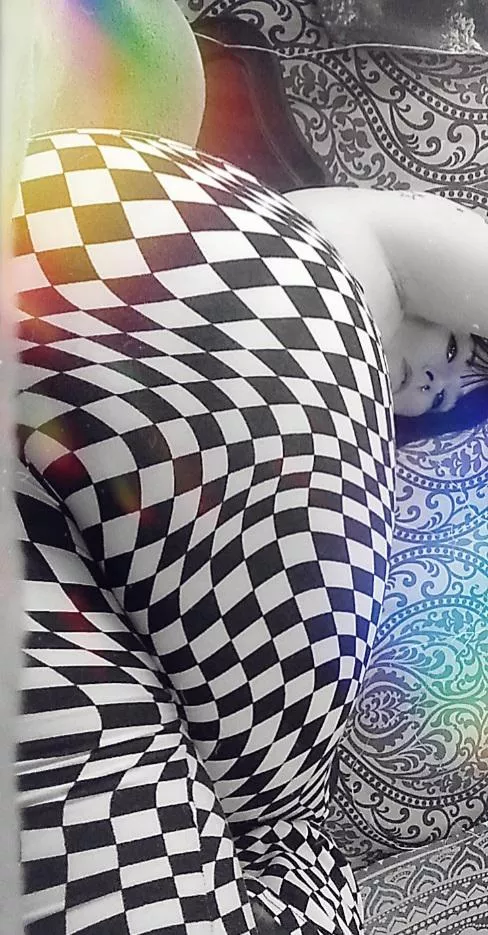 Hypnotizing you into subbing to my OF🙃Still have 13 spots left at 40% off‼️No PPV fees and over two years of content✌️Cum to mommy's phat ass🍑