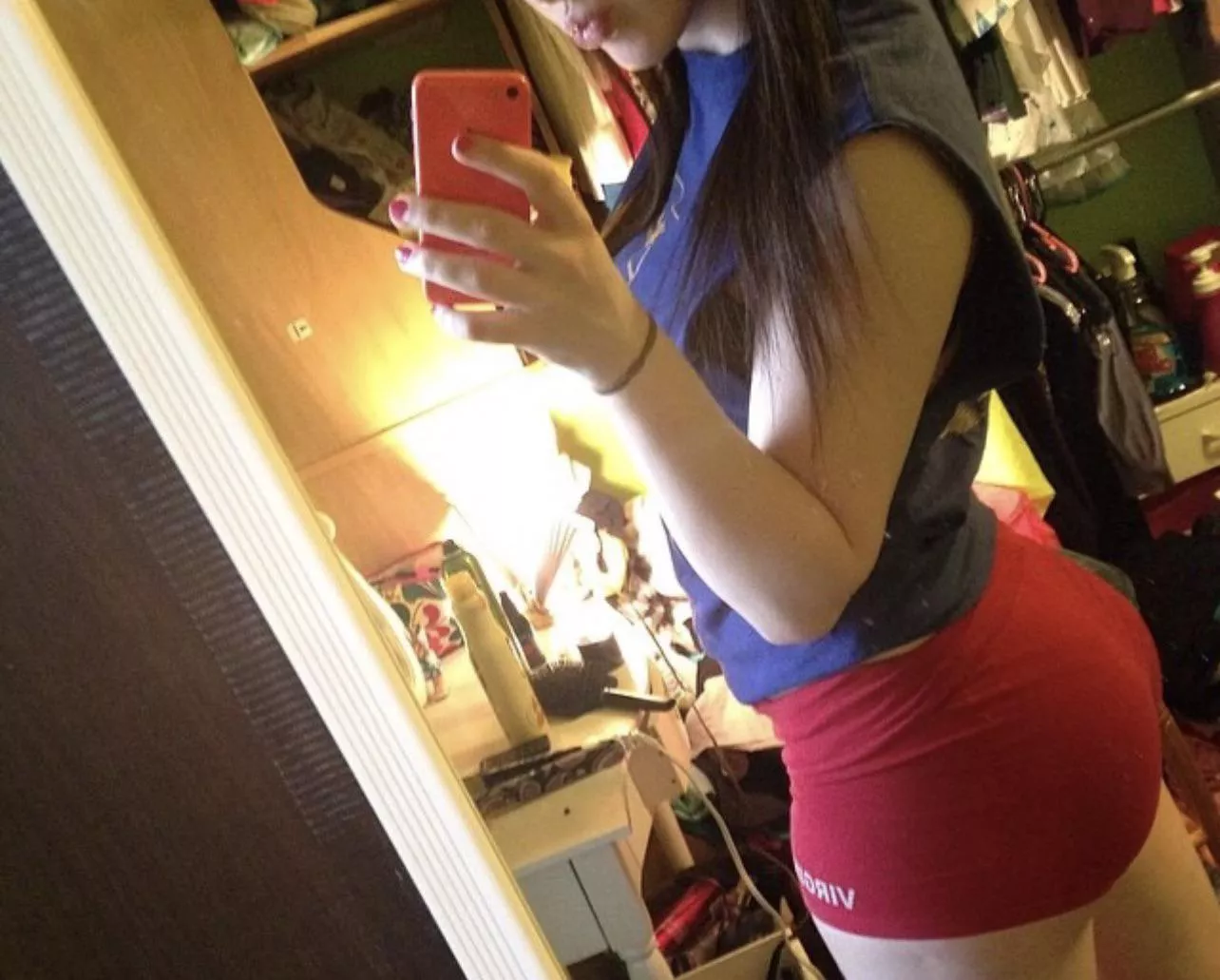 I always felt if i had to wear pants they should at least be skin tight 😉