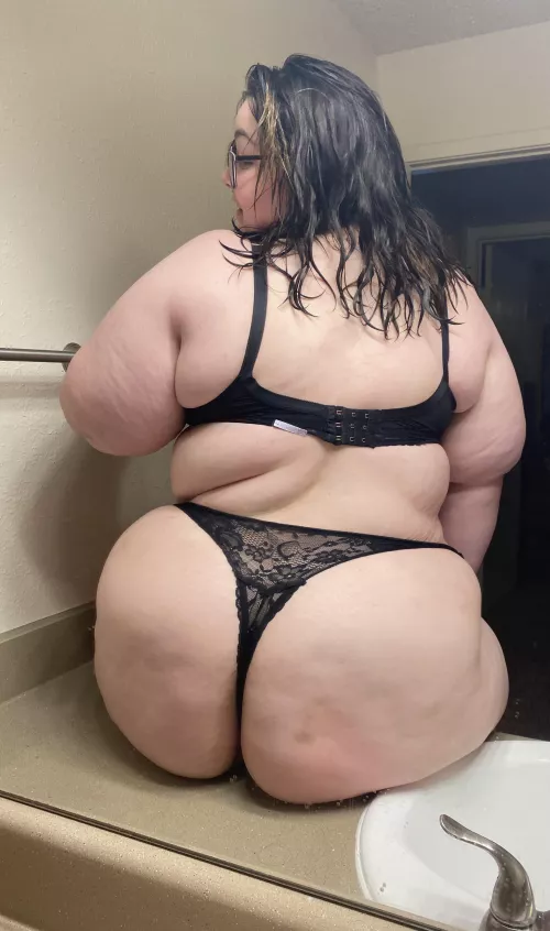 I bought some new undies 🥰 you like how fat my ass looks in them? 🍑😘