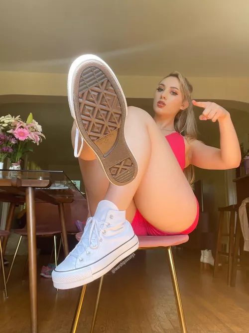 I didn’t wear any socks to the gym today.. My feet are so sweaty and smelly. Now be a good bitch and lick them clean. [oc] [domme]