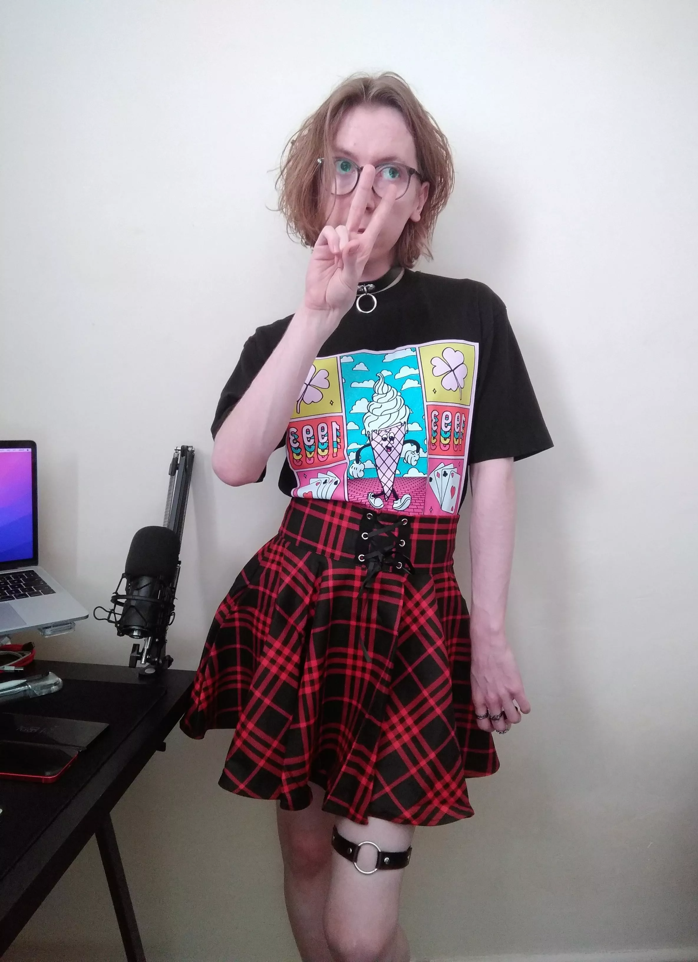 I don't know how to use makeup - luckily all I do is play video games so no one has to see my face 🙌