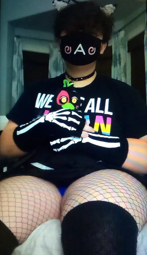 I don’t really like being a chubby femboy that much but my thighs are pretty nice 🥰