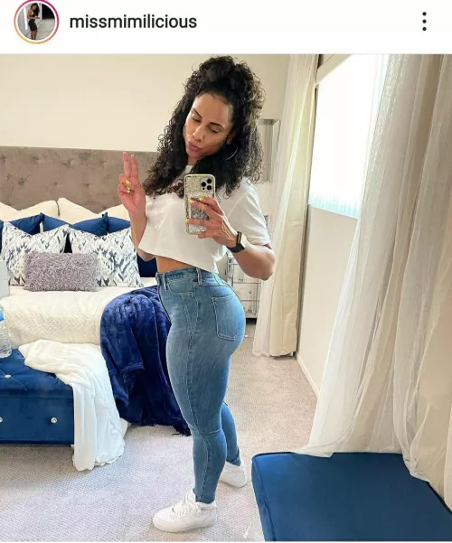 i encourage you all to check out her gram. and she got pretty toes