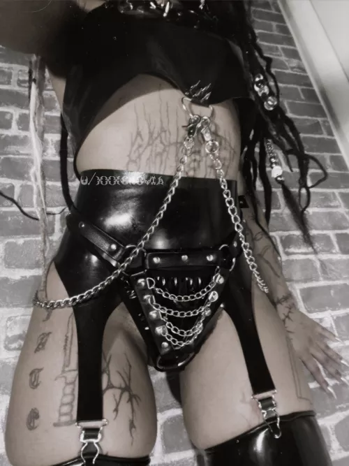 I feel my hottest when dressed in rubber 🖤