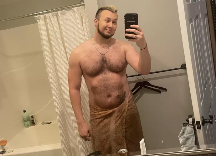 I frosted my tips because I miss the early 2000’s 😎😂