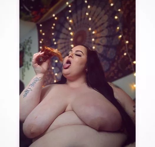 I got pizza sauce all over my tits can you lick it off for me ? 🥰😘