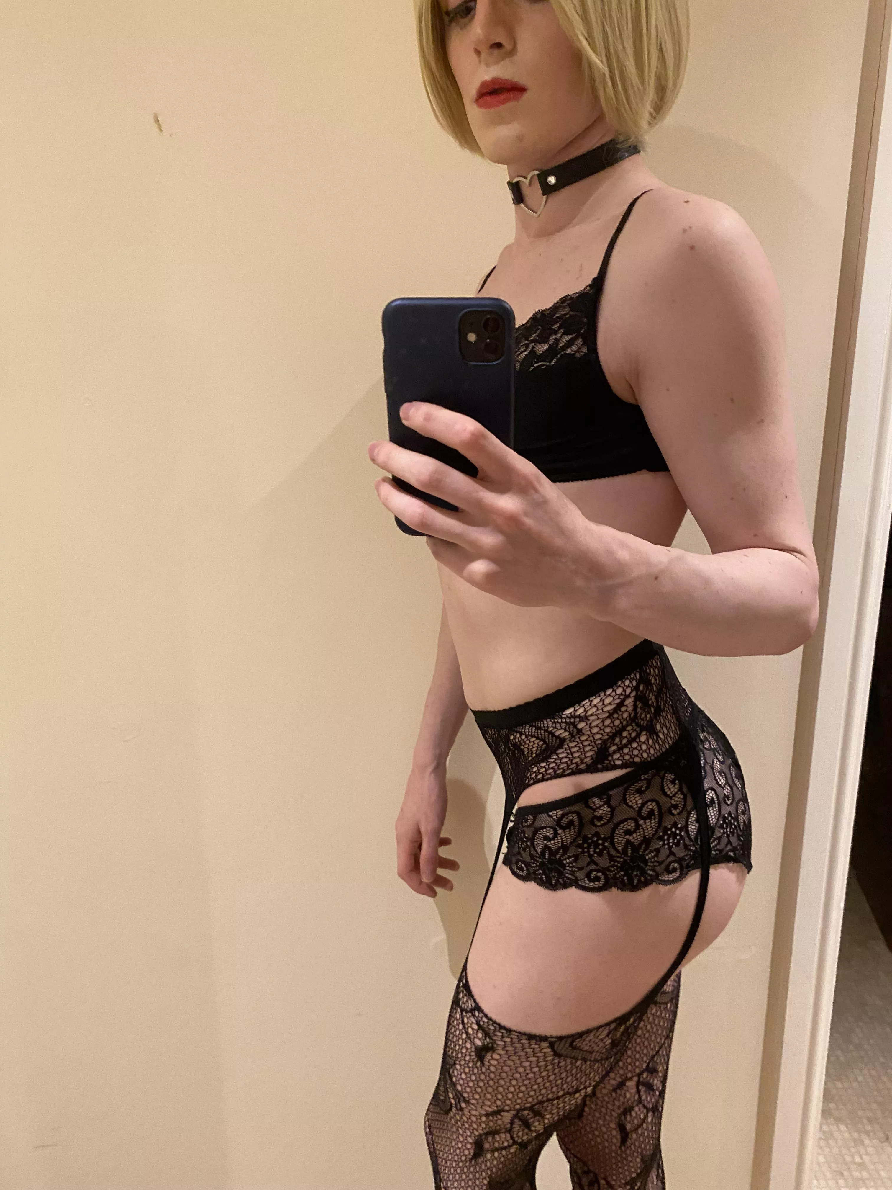 I hope my flatmate doesn’t come home early from the club 🤞