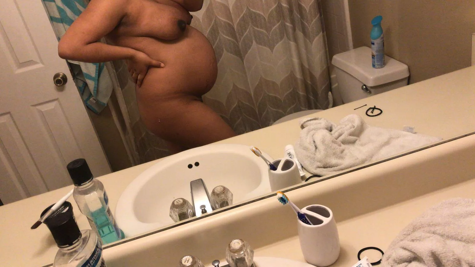 I hope you guys are enjoying your night, I accept compliments with no limits btw😏☺️