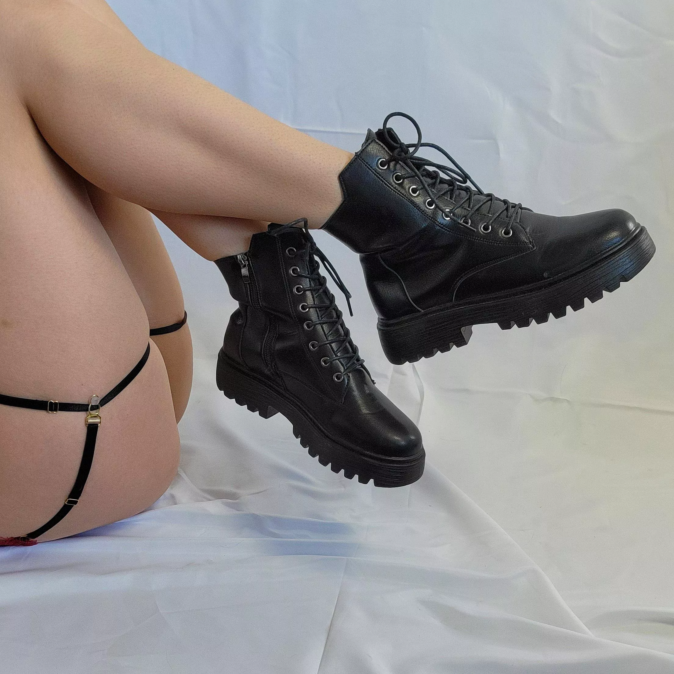 I know how excited you get when you see my boots 🔥