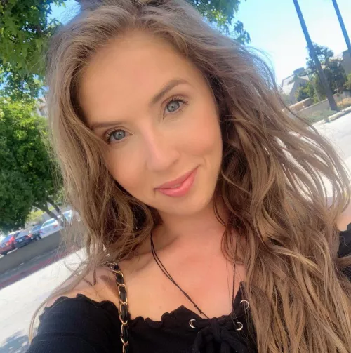 I know she’s a pornstar but I can’t help but have a huge crush on Lena Paul