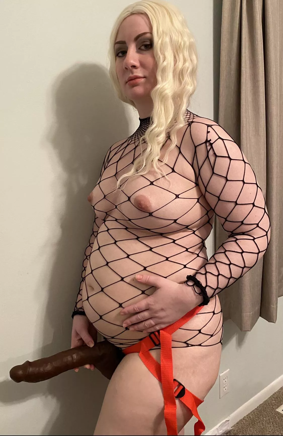 I know want you want to get [f]ucked by a pregnant mom