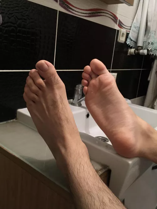 I know you wanna be next to my big alpha feet rn :)