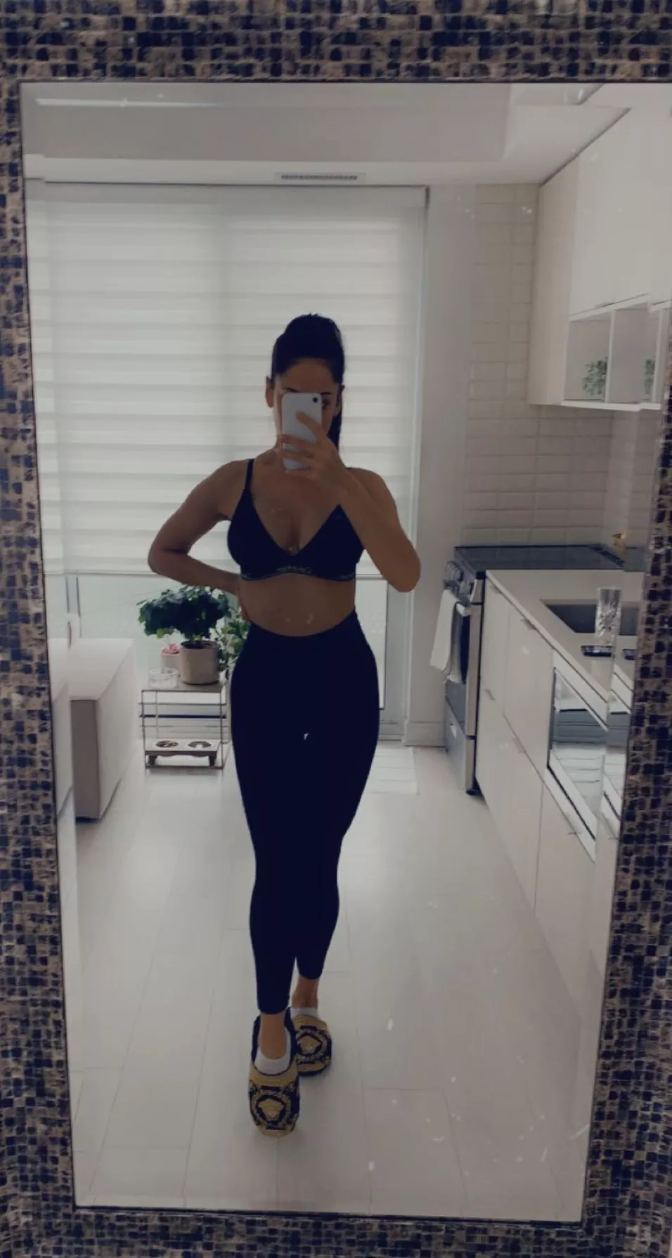 I like to play when I'm naked, so tell who likes it😈