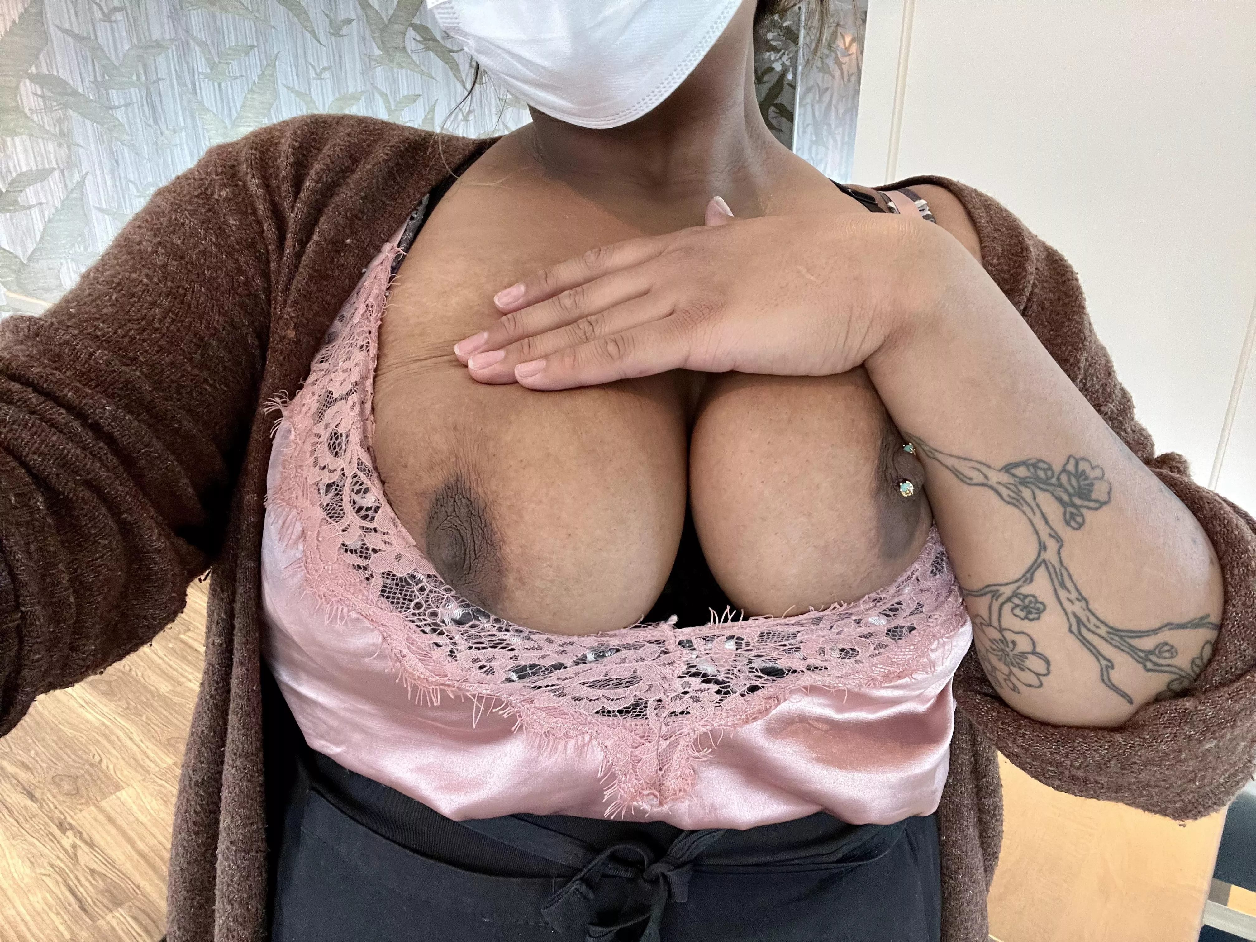 i love being a slut in public, especially at work, just wish I had someone to do it for 🥺🧝🏾‍♀️💖