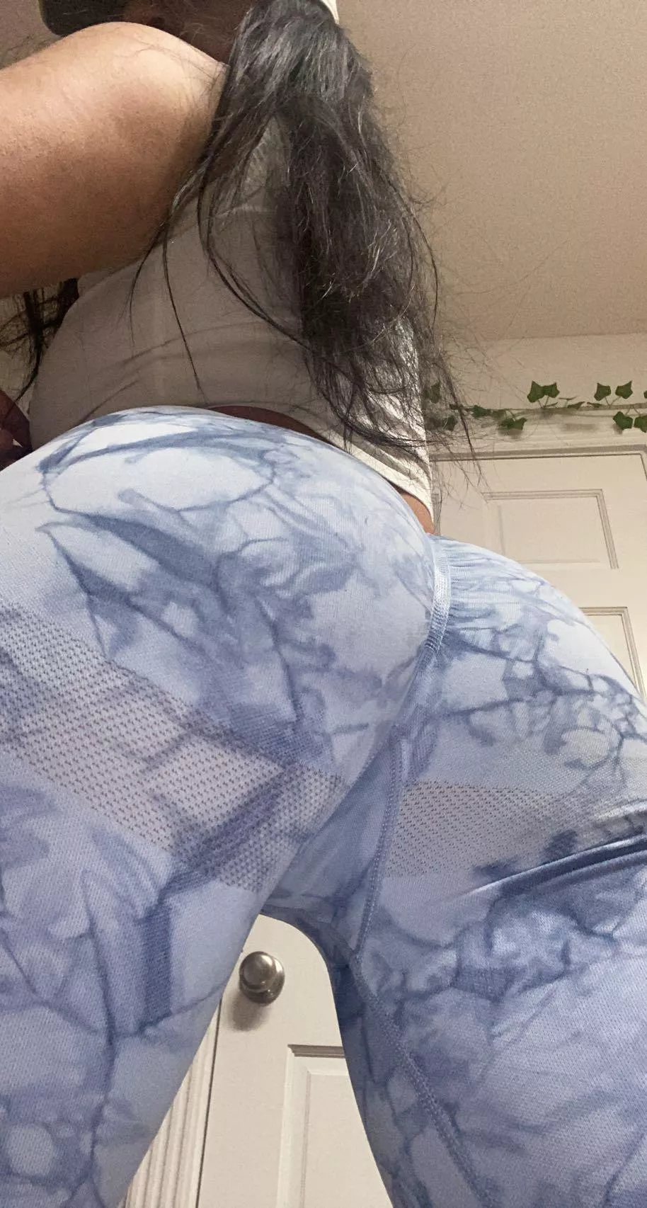 i love how my fat pussy bulges out of my tight leggings🥰 suck my pussy though my leggings please