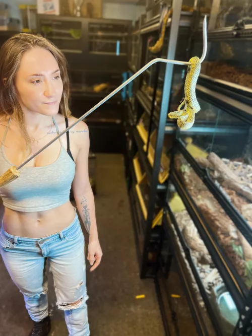 I love my toned tummy so much I have to show it off at work 🥰