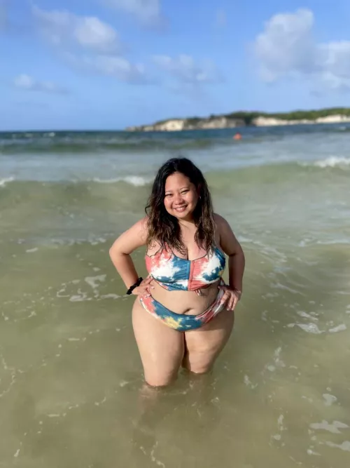 I love stuffing my face on the beach then showing off my curves. 😩