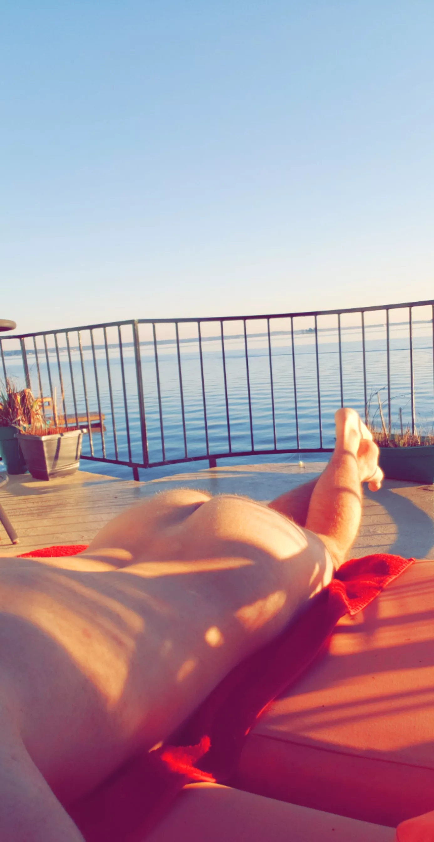 I love tanning on (m)y balcony 😏