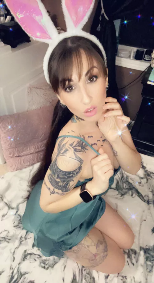 I love this color with dark hair, don’t you?