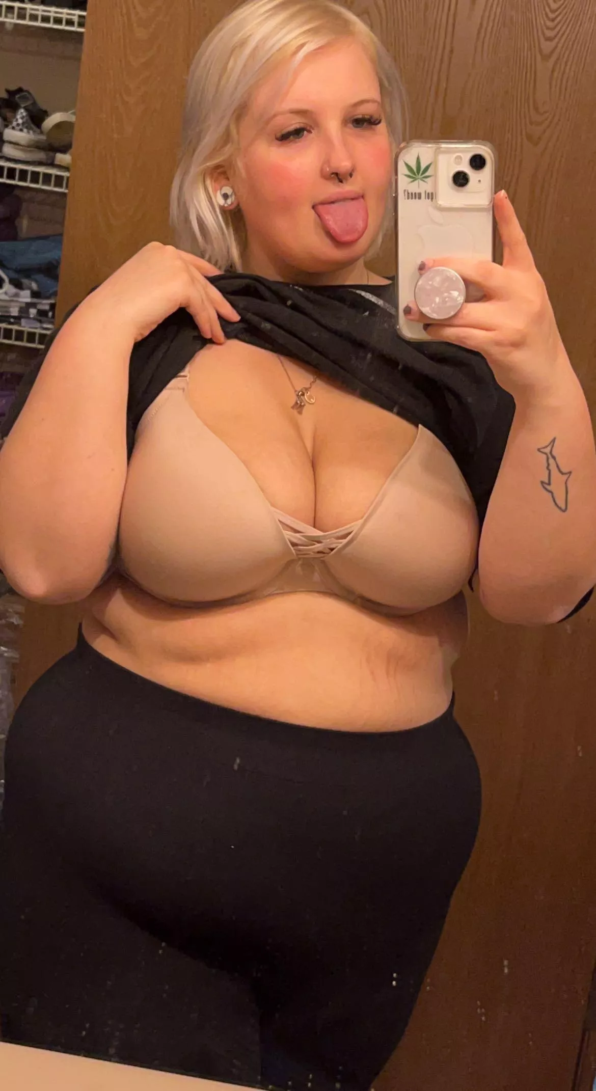 I love to show off.. hope some of you like my curves 😜