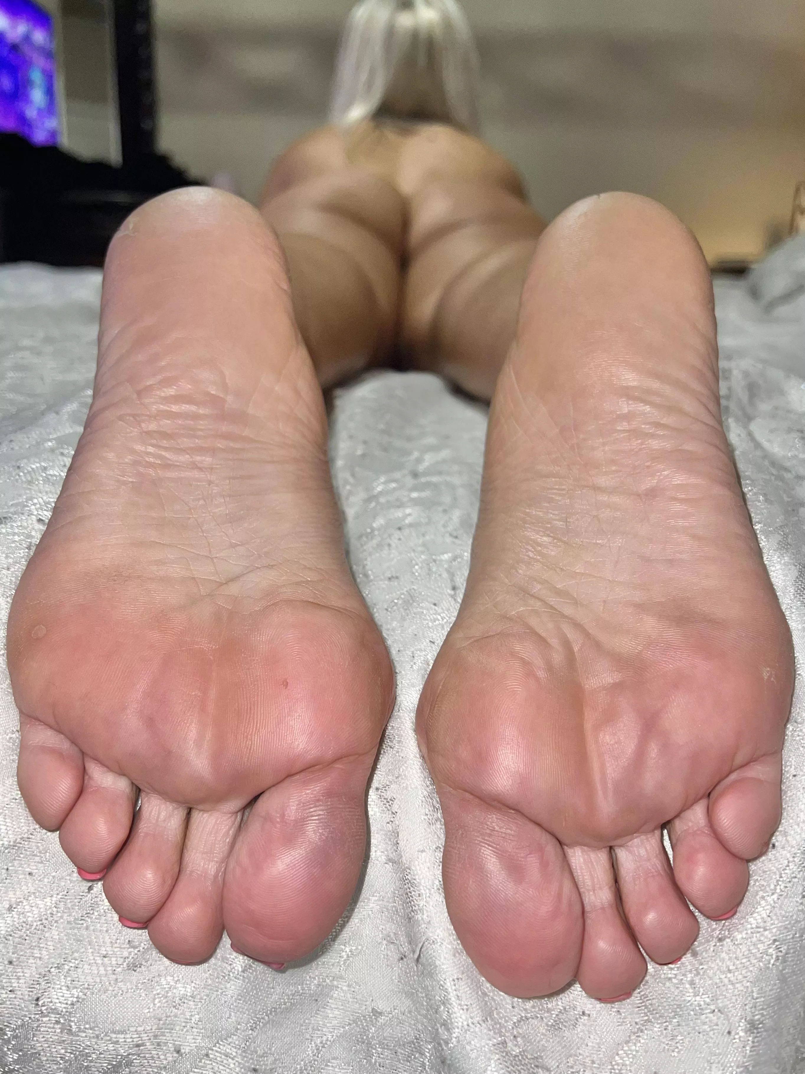 I need someone who loves licking soles & holes