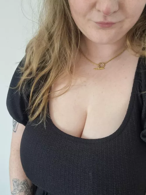 I never wear a bra with this top, the freedom feels sexy to me 😋