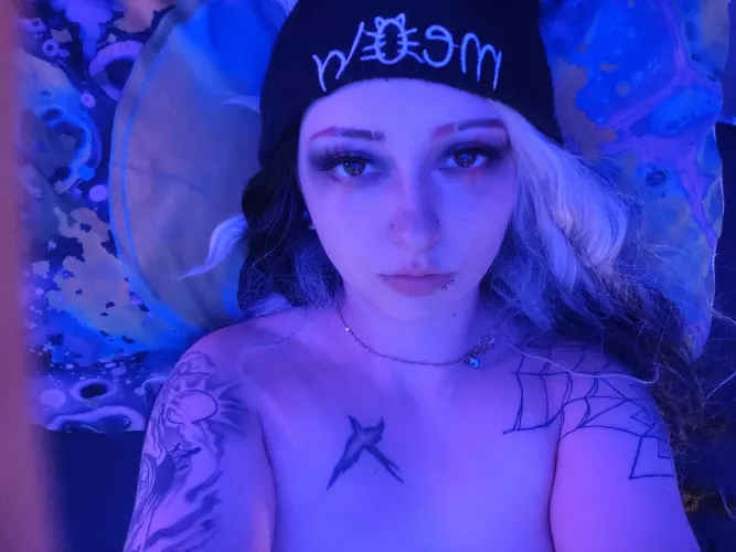 I present to you a tattooed girl š¤