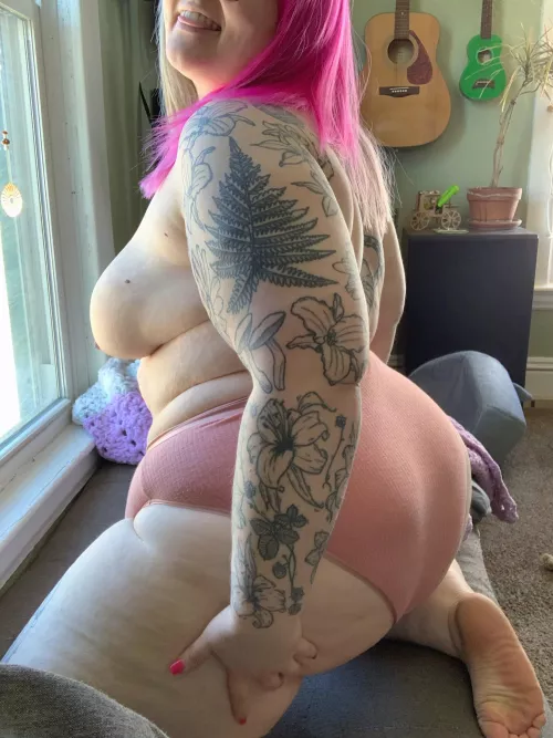 I put this bench by the window 🙊😘