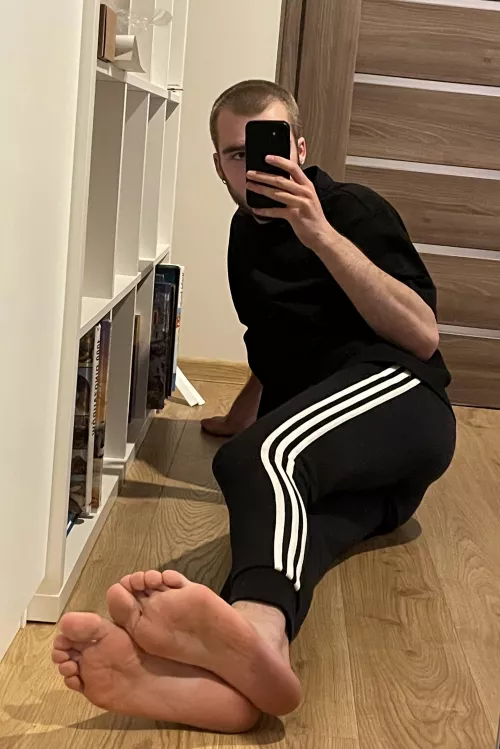 i really hope someone jacks off to my soles today 😩