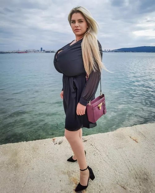 I should definitely take more side view photos! My proportions are insane! 😱