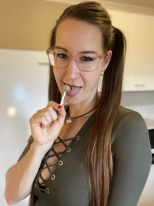 I taste as sweet as my lollipop 🍭