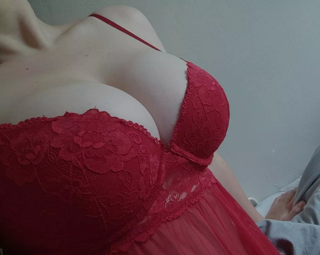 I think red suits me 🌹❤️