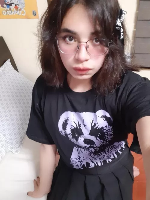 I tried a (kinda) goth look, and wanted to share it with you~