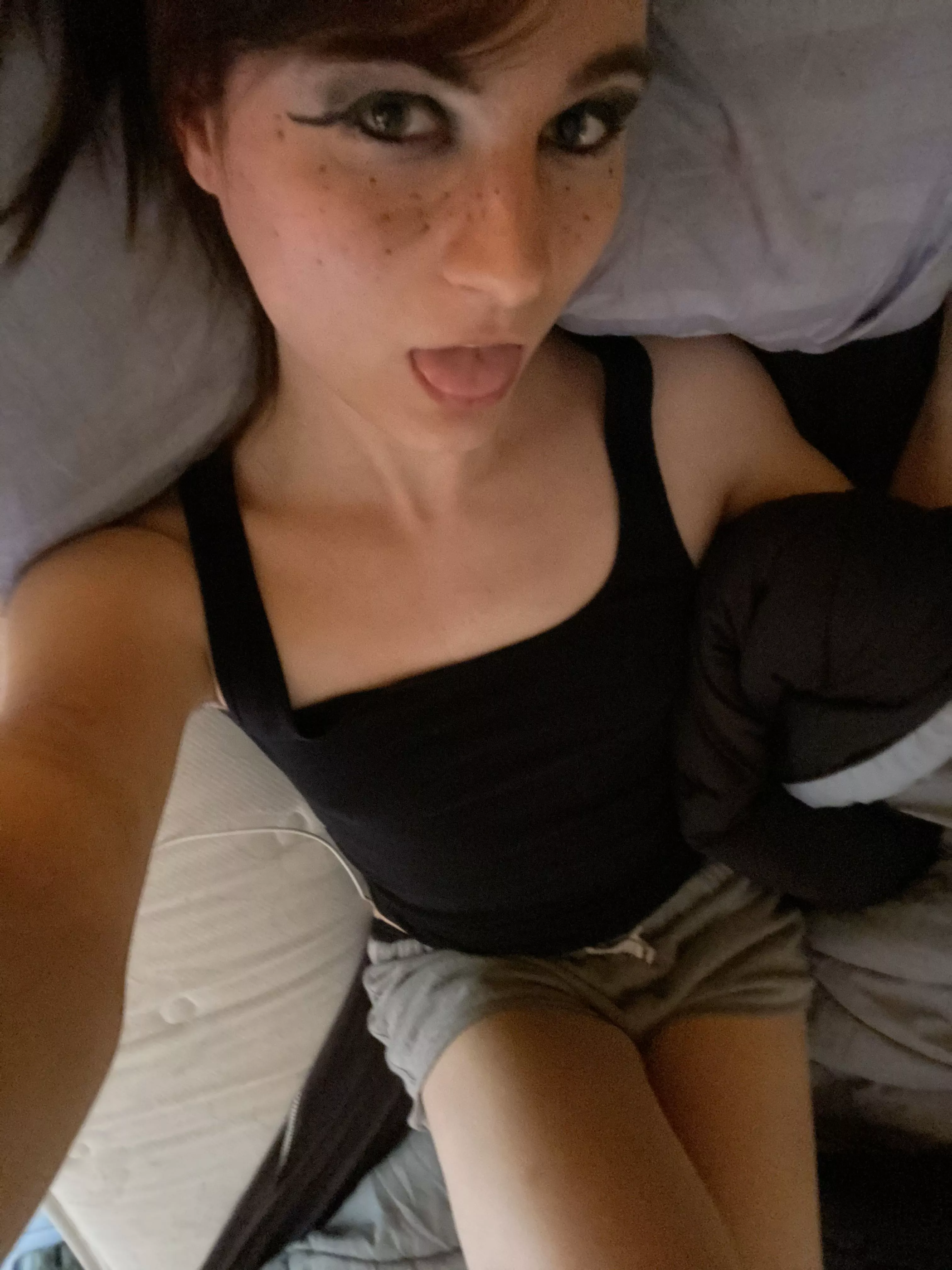 I tried doing one of those fancy selfies where it looks like I'm standing up but I'm lying down >.<