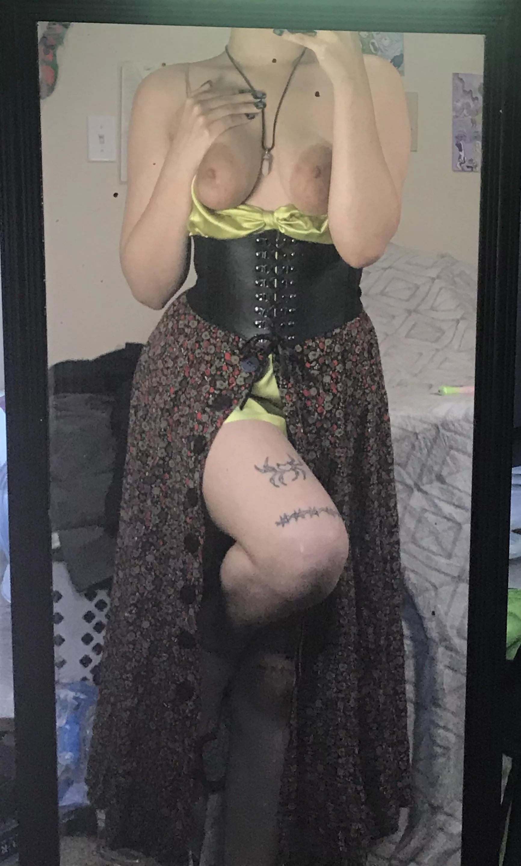 i wanna be someone’s little emo cumslut 😫