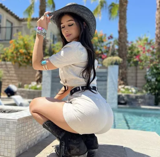 I wanna worship SSSniperwolf’s ass with buds