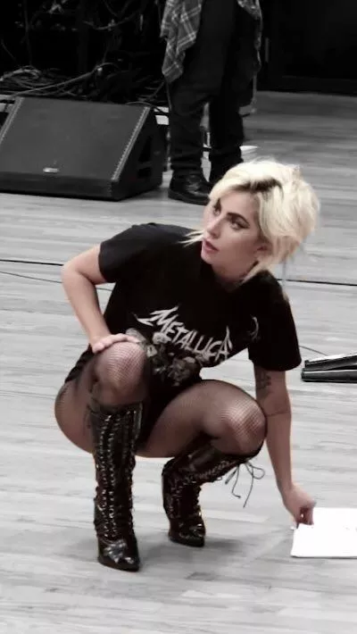 I want her to squat her ass on me, just like that.