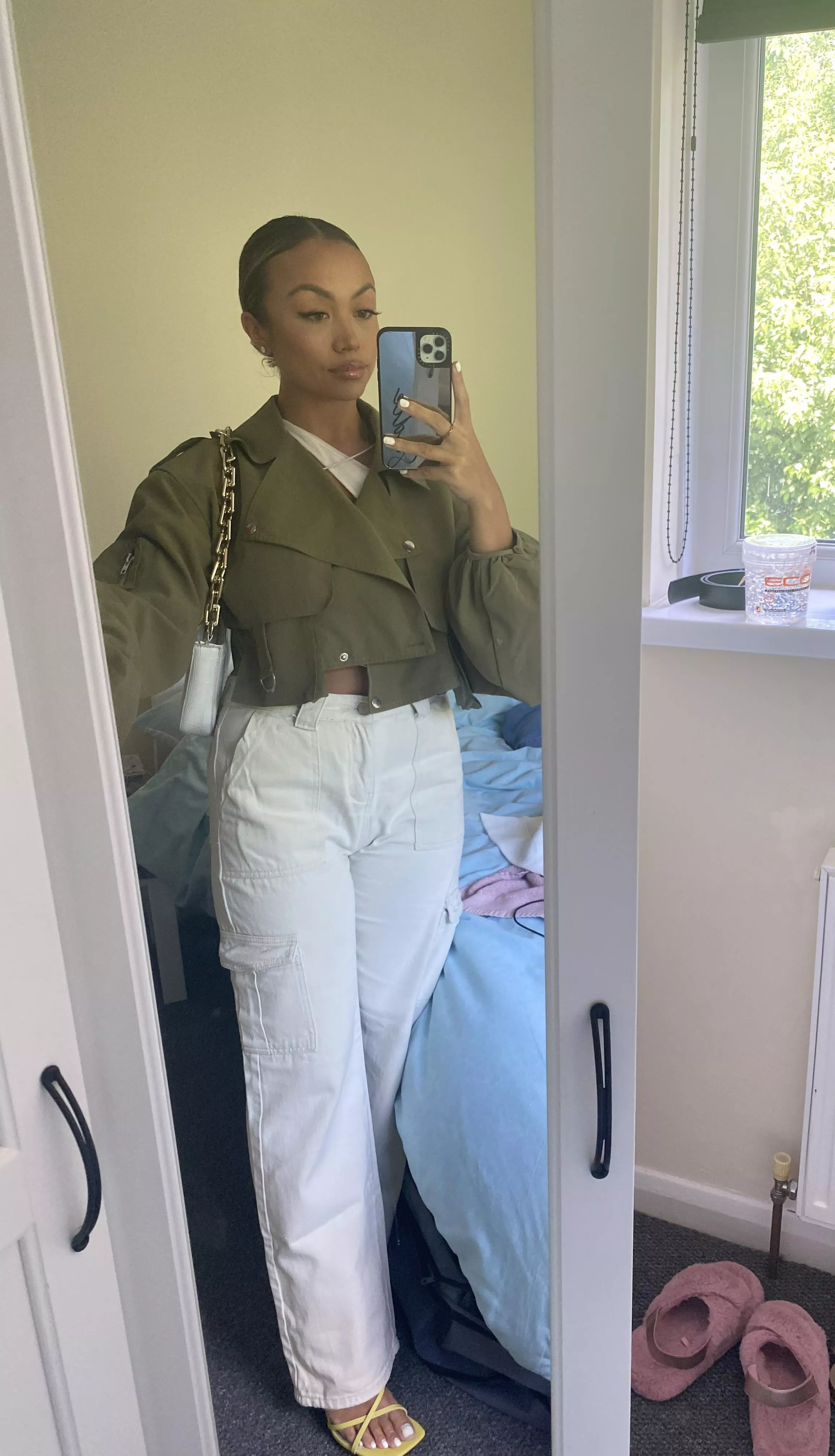 I want somebody to take me on a date 🥺