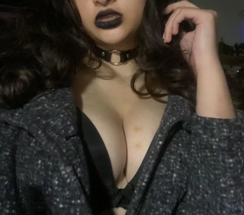 I want someone to hypnotize me into a dumb slutty Hucow