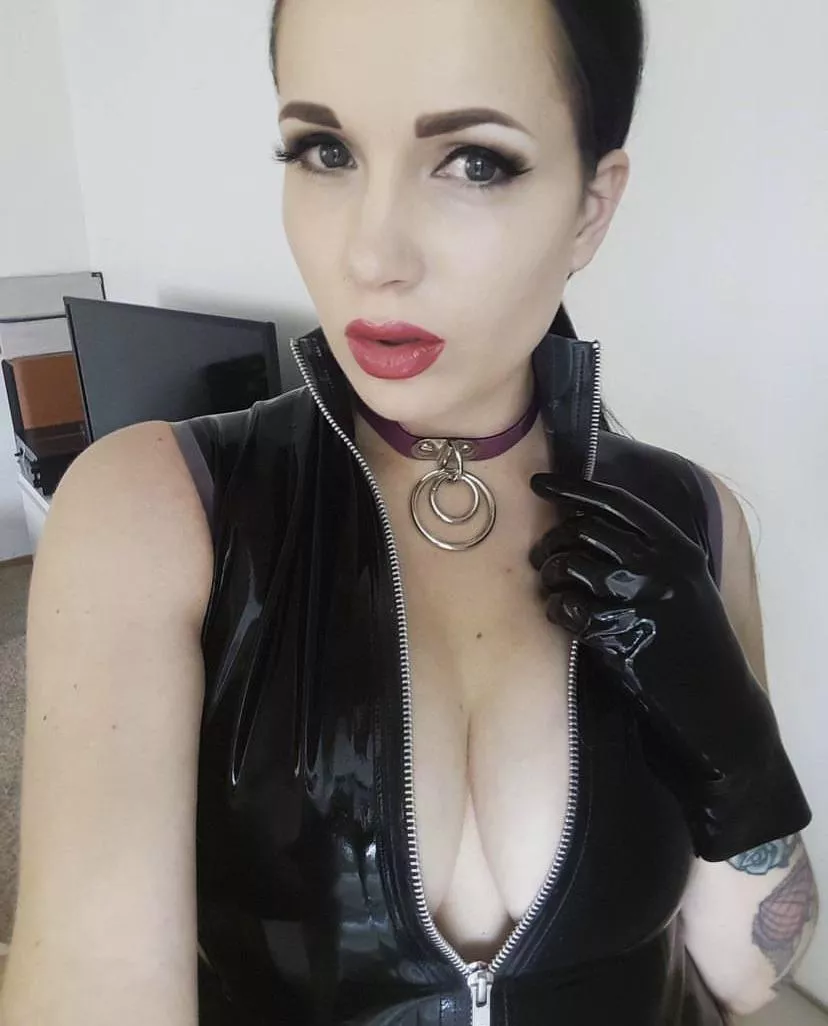I want to be your loyal mommy with my collar