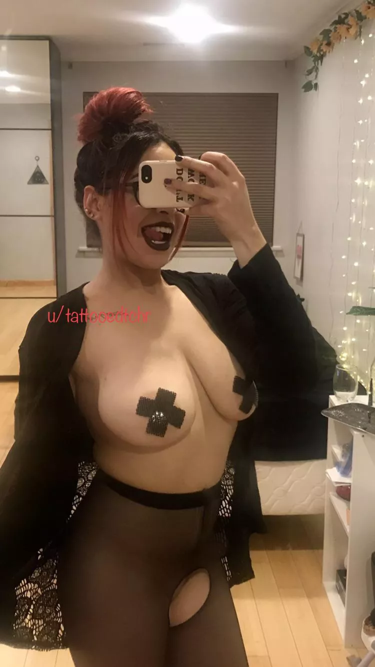 I want to leave my dark lip stick ALL over your naked bod 😏🖤✨