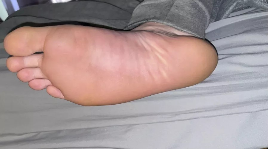 I want to see you in my PMs begging to worship my feet 🙇🏻‍♂️ Would you begin by sniffing, kissing or licking them? 👅👣