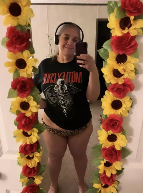 I was so excited this large t-shirt fit me, and now I’m gonna cut it up, lol.