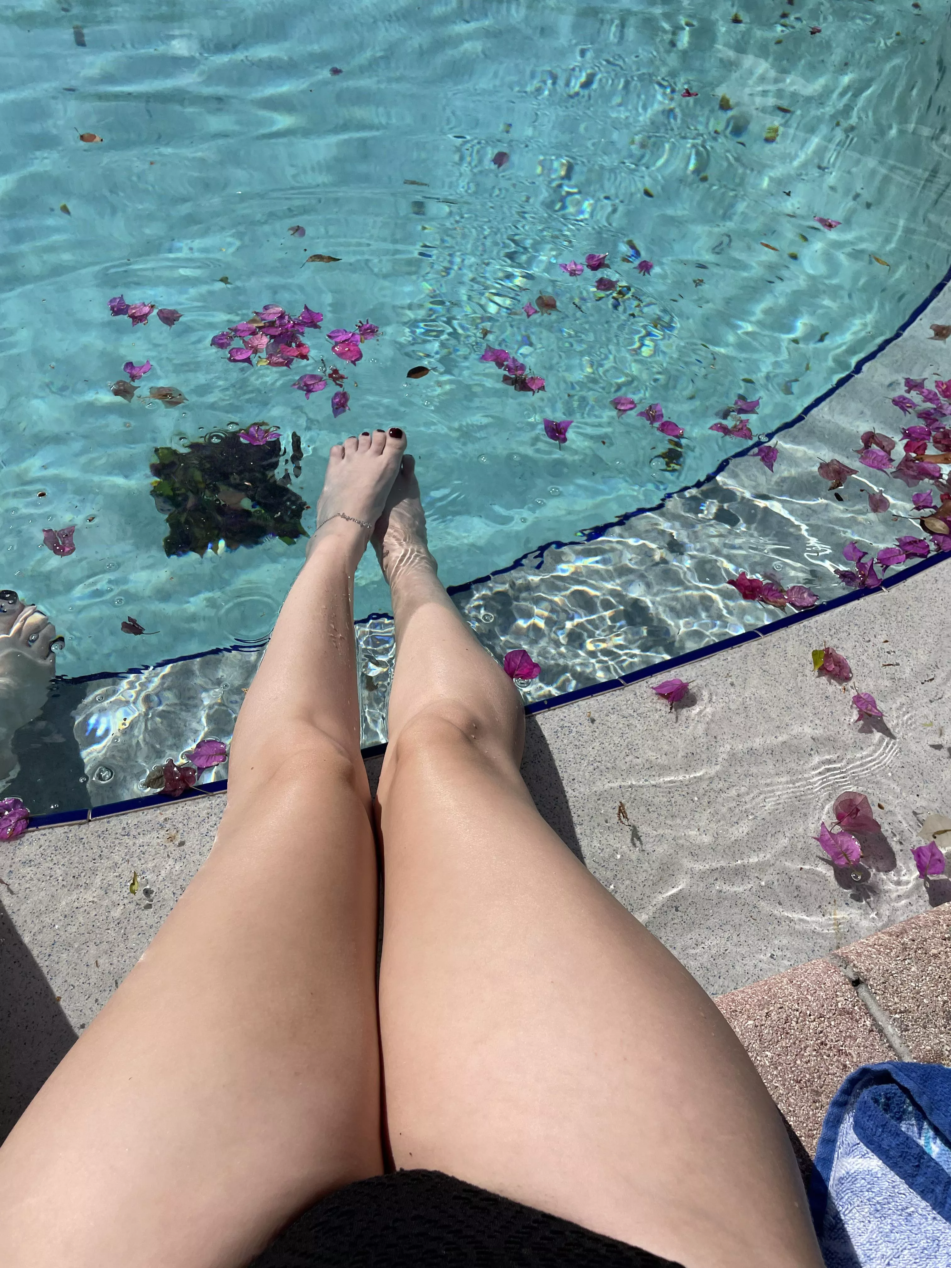 I wish I had someone to rub sunscreen on my legs. 🥰