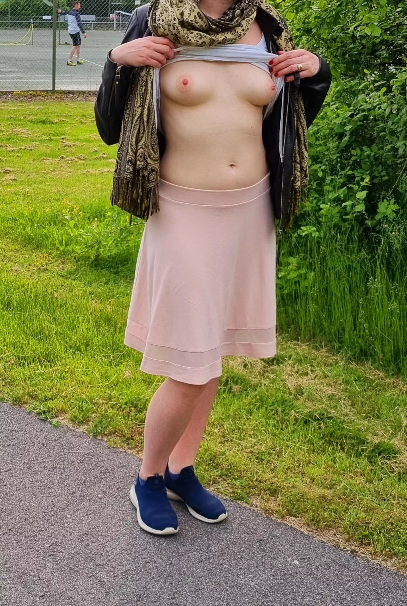 I wish they would come and play with me instead. (f)